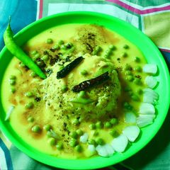 A picture of Matar Wali kadhi with rice.