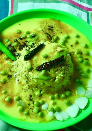 A picture of Matar Wali kadhi with rice.