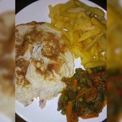 A picture of Chips,fried egg and veggies sauce.