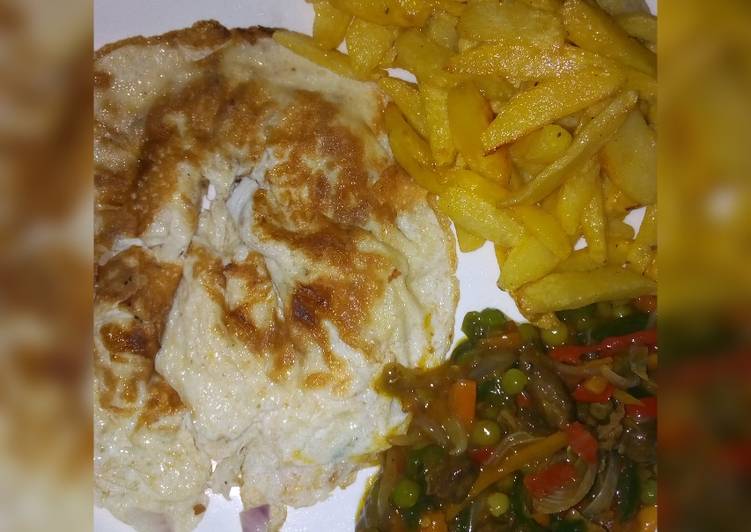 Chips,fried egg and veggies sauce