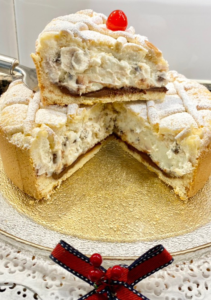 Una foto de Pastel con mousse de ricotta, pepitas de chocolate y Nutella