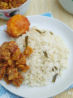 Foto resep Nasi gurih daun jeruk (#maree)
