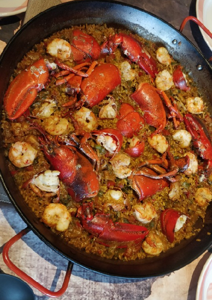 Una foto de Arroz con bogavante y gambones