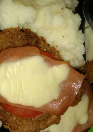 Una foto de Milanesas de peceto napolitanas con puré de papas