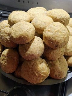 Una foto de Pancitos de cebolla al pesto
