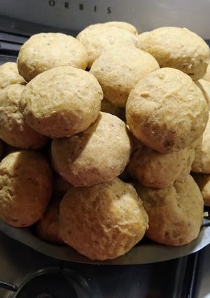 Una foto de Pancitos de cebolla al pesto