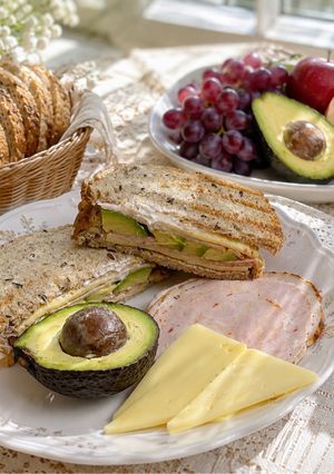 صورة لوصفة ساندويتش التيركي والقشقوان مع الافوكادو 🥑🥪🧀