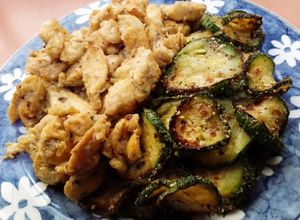 Una foto de Pollo (Lemon Garlic) y Calabacín (Airfryer Chips)