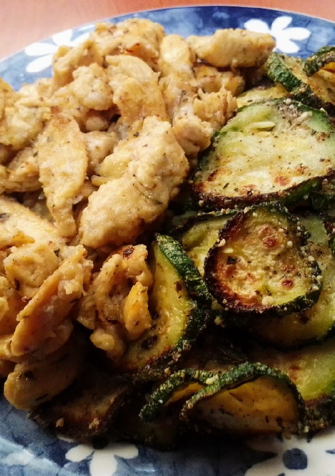 Una foto de Pollo (Lemon Garlic) y Calabacín (Airfryer Chips)