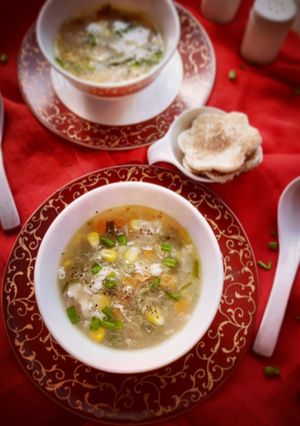 চিলি গার্লিক চিকেন স্যুইটকর্ণ স্যুপ(chilli garlic chicken sweetcorn soup recipe in Bengali) রেসিপির প্রধান ছবি