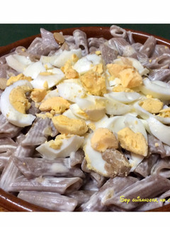 Una foto de Macarrones de trigo sarraceno con nata, champiñones y huevos duros