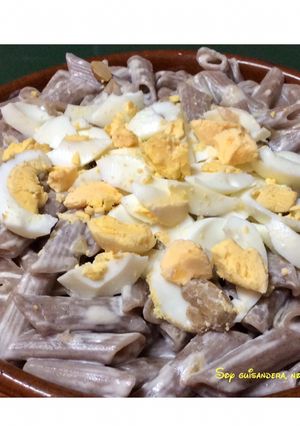 Foto principal de Macarrones de trigo sarraceno con nata, champiñones y huevos duros