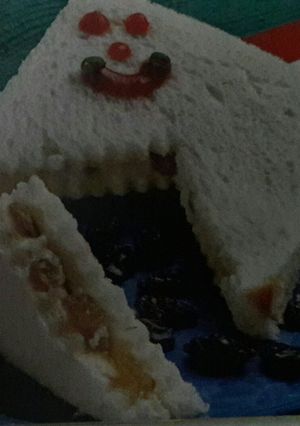 A picture of Cheese raisin sandwich.