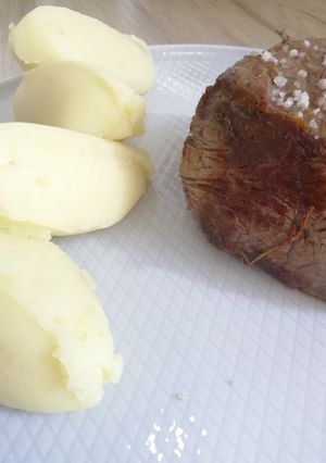 Une photo de Filet de bœuf et son écraser de pomme de terre 🥔