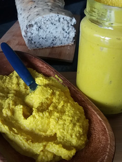 Una foto de Hummus con cúrcuma