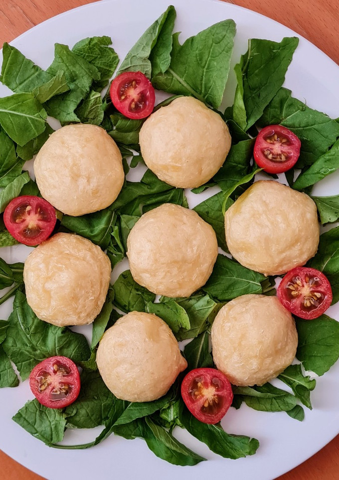 Una foto de Buñuelos de yuca y queso 🧀 Buñuelos de mandioca sin féculas y sin harinas, ¡a pura mandioca fresca!