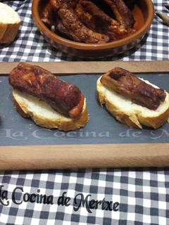 Una foto de Pintxo o tapa de costilla adobada
