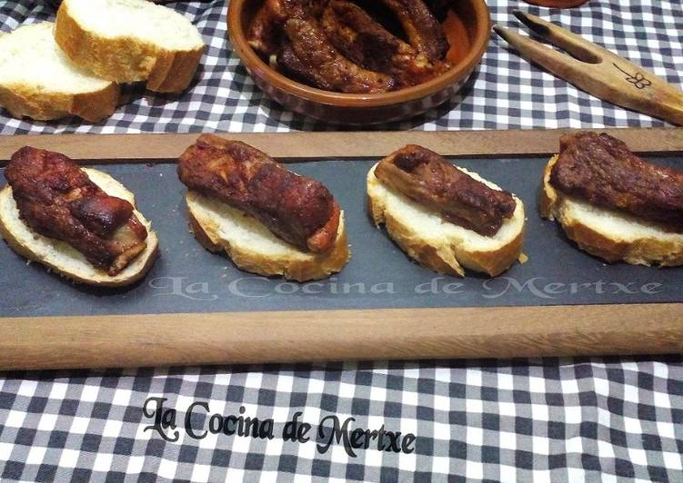 Pintxo o tapa de costilla adobada