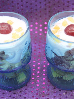 Una foto de Vaso de peras con uvas negras y yogurt