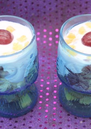 Una foto de Vaso de peras con uvas negras y yogurt