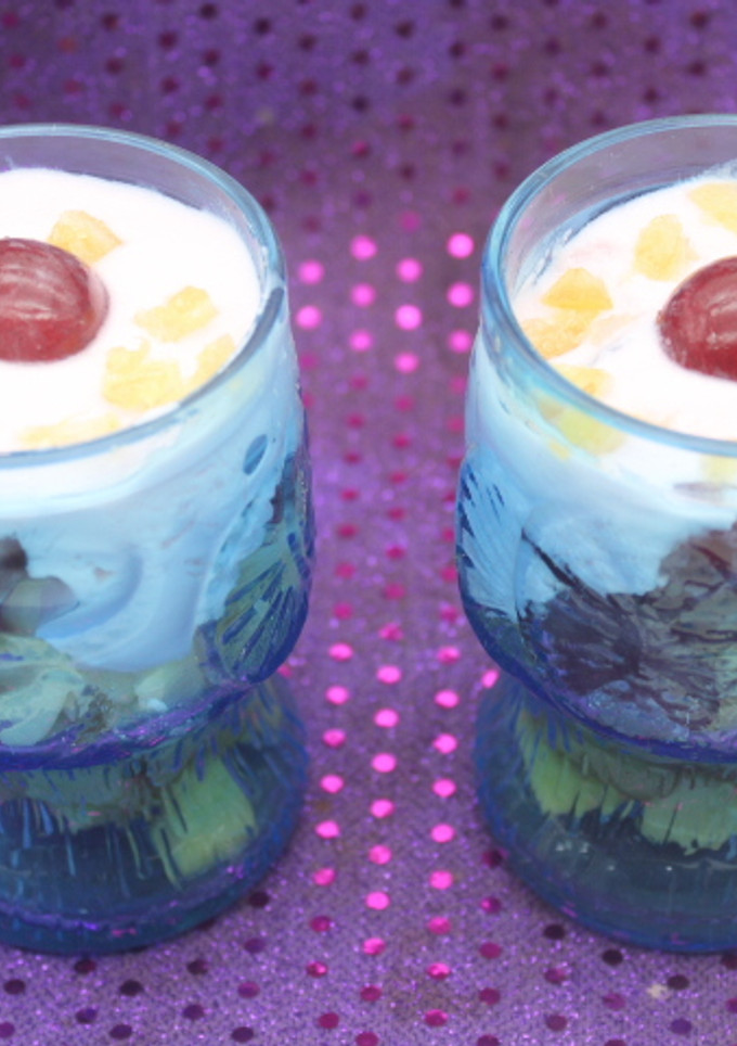 Una foto de Vaso de peras con uvas negras y yogurt