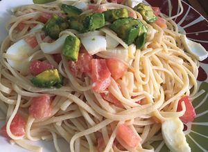Una foto de Ensalada de fideos🍝🥬