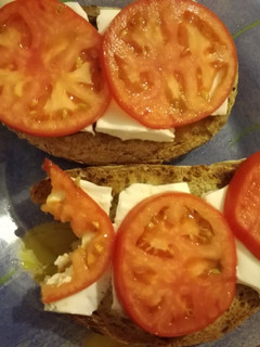 Una foto de Tostas de tomate y queso