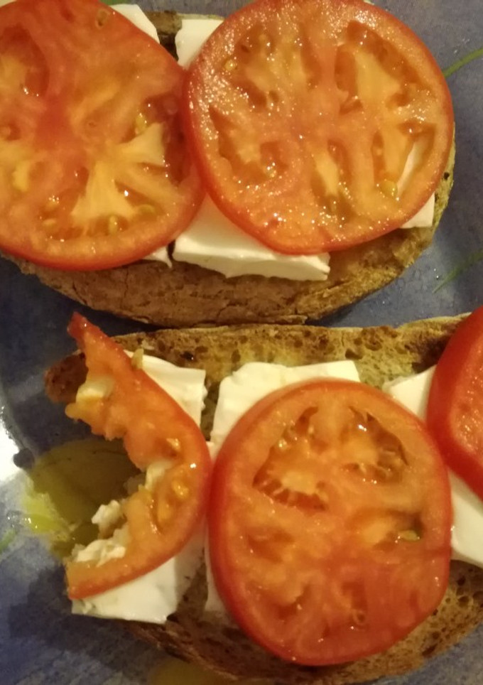 Una foto de Tostas de tomate y queso