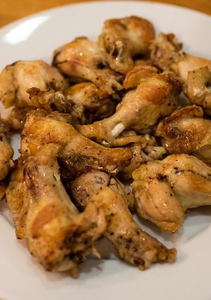 A picture of Japanese yakitori-style seasoned chicken wings.