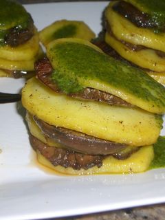 Una foto de Milhojas de níscalos y patatas