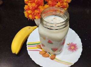 A picture of Banana & Almonds Smoothie.
