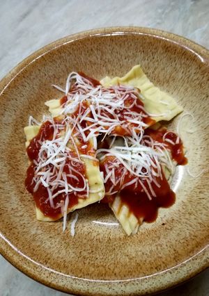 Darált hússal és gombával töltött házi ravioli, paradicsomos szósszal recept fotója