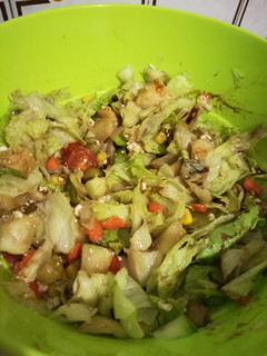 Una foto de Ensalada con pera, queso, olivas y pepino