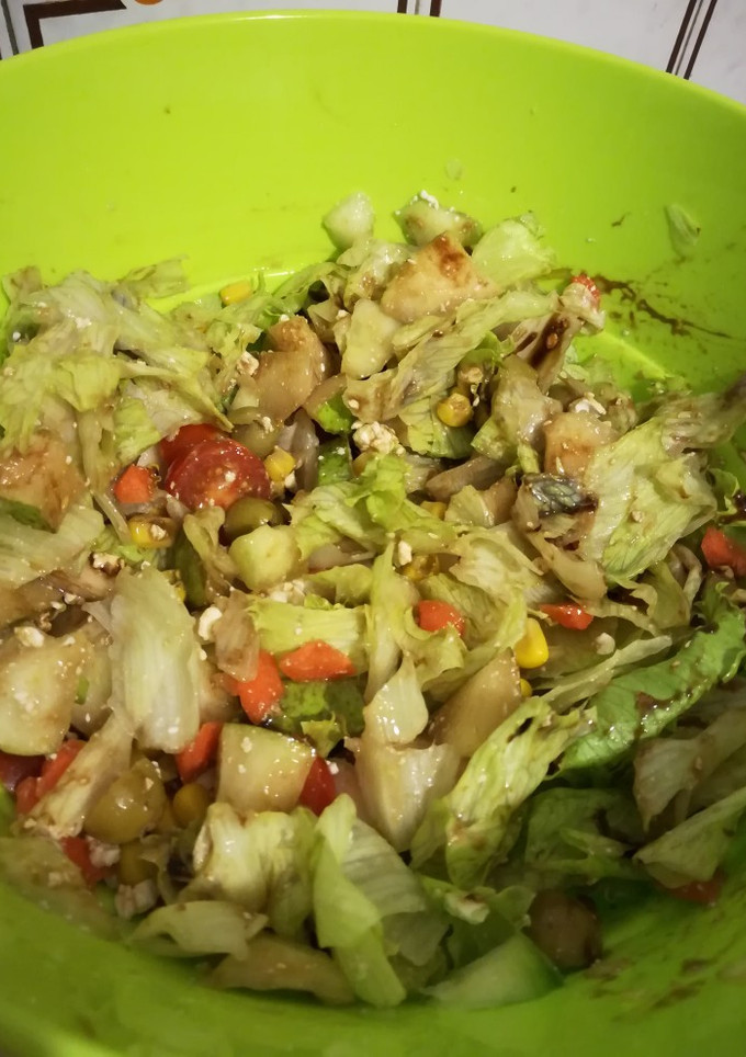 Una foto de Ensalada con pera, queso, olivas y pepino
