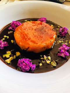 Una foto de Sopa de chocolate negro con boniato caramelizado y pistachos