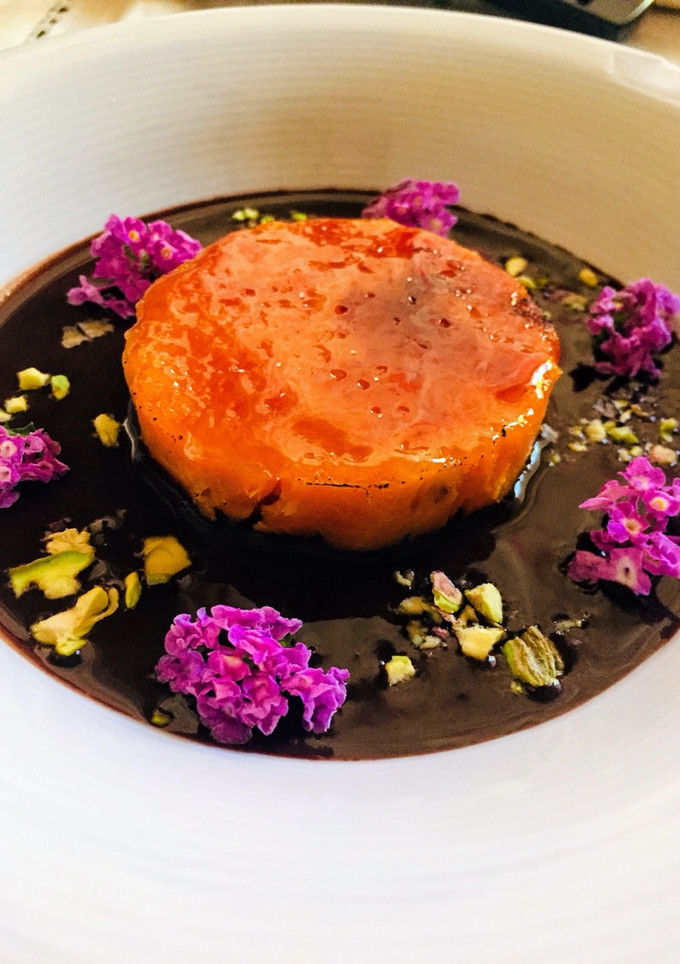 Una foto de Sopa de chocolate negro con boniato caramelizado y pistachos