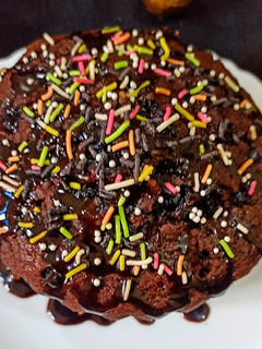 एगलेस चॉकलेट केक (eggless chocolate cake recipe in Hindi) रेसिपी मुख्य फोटो