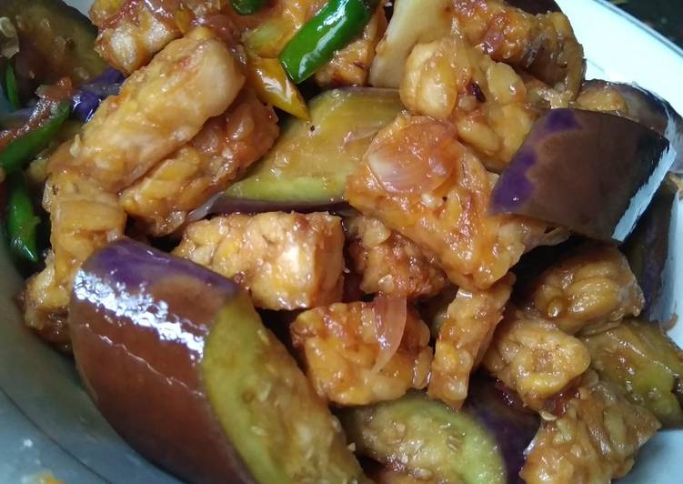 Tumis tempe dan terong pedas manis