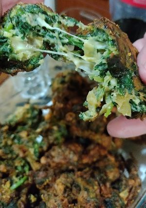 Una foto de Buñuelos de espinaca con queso 🧀 distinto