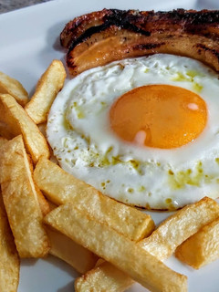 Una foto de PAPAS🥔a la🍌Cubana...!