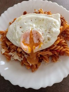 Una foto de Espirales con tomate casero y huevo frito