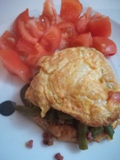 Una foto de Hamburguesa de tortilla sorpresa con judías verdes