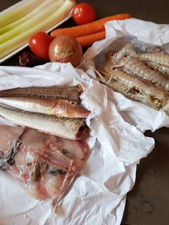 Una foto de Como hacer un buen fumet o fondo de pescado?