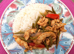 Una foto de Saltado de pollo con vainitas