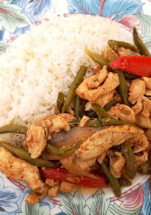 Una foto de Saltado de pollo con vainitas