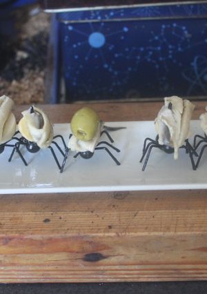 Una foto de Hormigas con huevos de codorniz y boquerones en vinagre