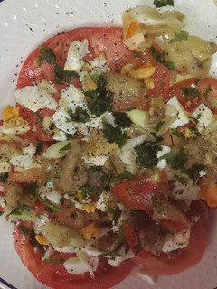 Una foto de Tomate monterrosa con huevos en salmuera, berenjena y cebolletas