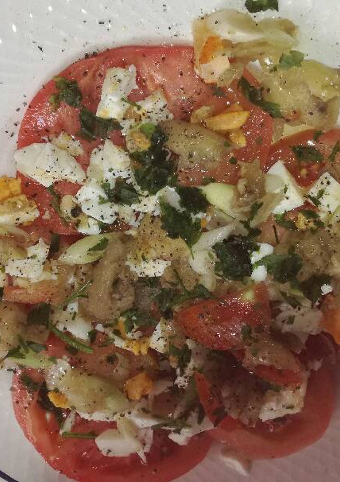 Una foto de Tomate monterrosa con huevos en salmuera, berenjena y cebolletas