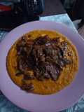 Puré de 3 zapallos asados, acompañado de una salsa de soja con verduras y carne marinada