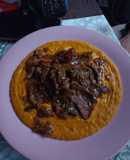 Puré de 3 zapallos asados, acompañado de una salsa de soja con verduras y carne marinada